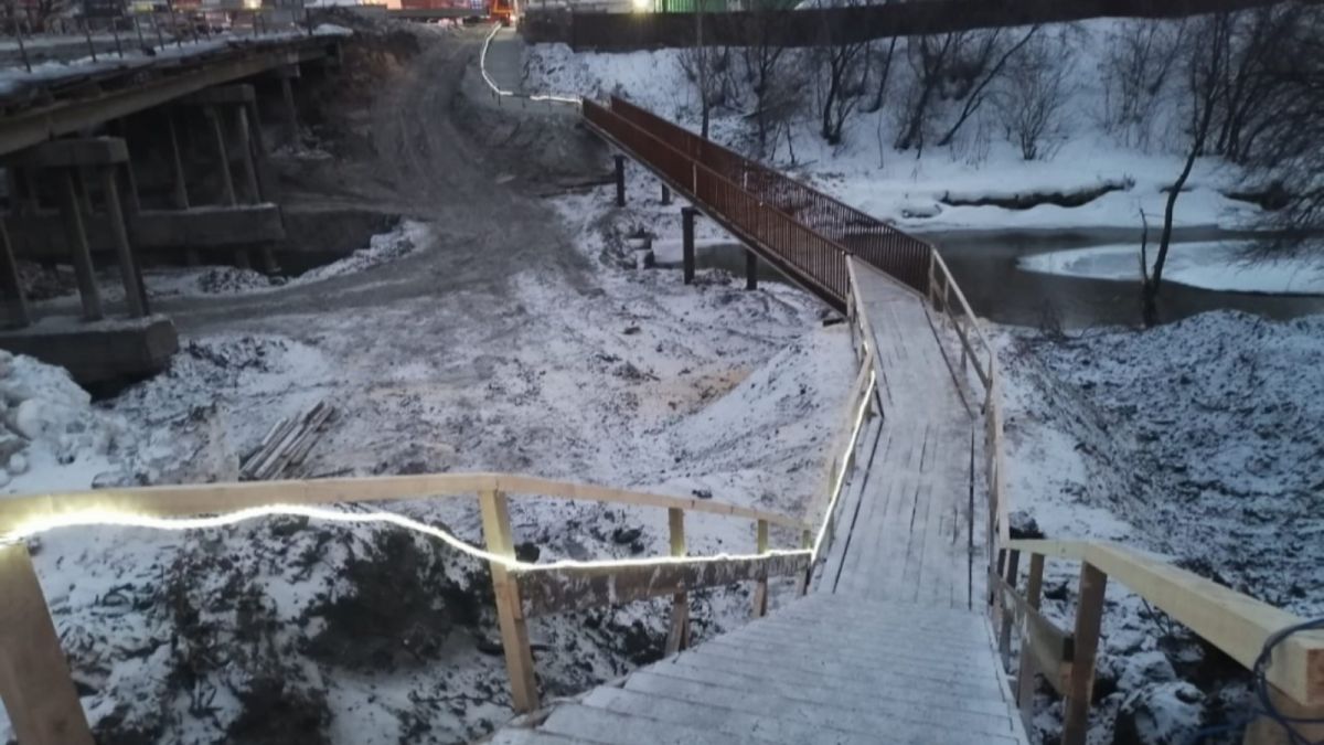 В Барнауле соорудили временный мост на Челюскинцев после жалоб горожан
