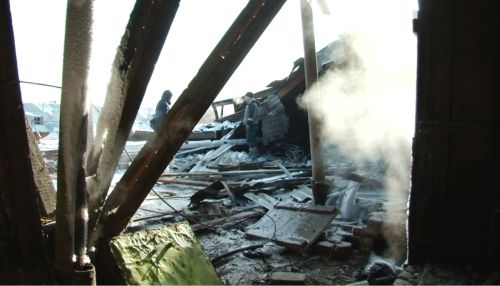 Обвалившуюся крышу на Тимуровской в Барнауле начали демонтировать