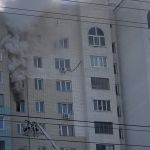 В Барнауле из окна загоревшейся на 12-м этаже квартиры выпала женщина