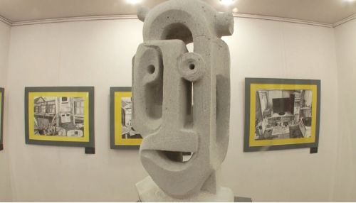 Машина времени: в Барнауле открылась выставка художника и скульптора