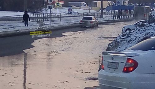 Озеро на Озерной: в Барнауле после порыва вода затопила дорогу и двор дома