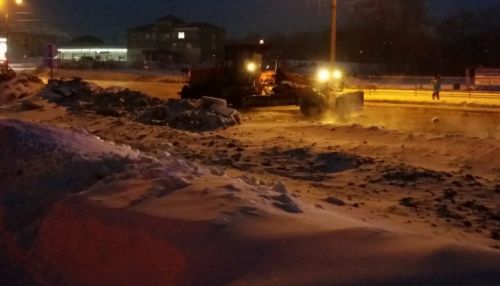 Аварийные бригады устраняют крупный порыв водопровода в Барнауле