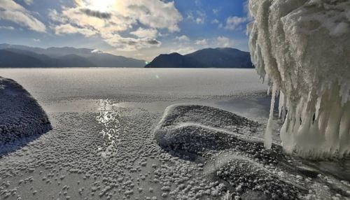 На Алтае воды Телецкого озера покрылись тонким льдом