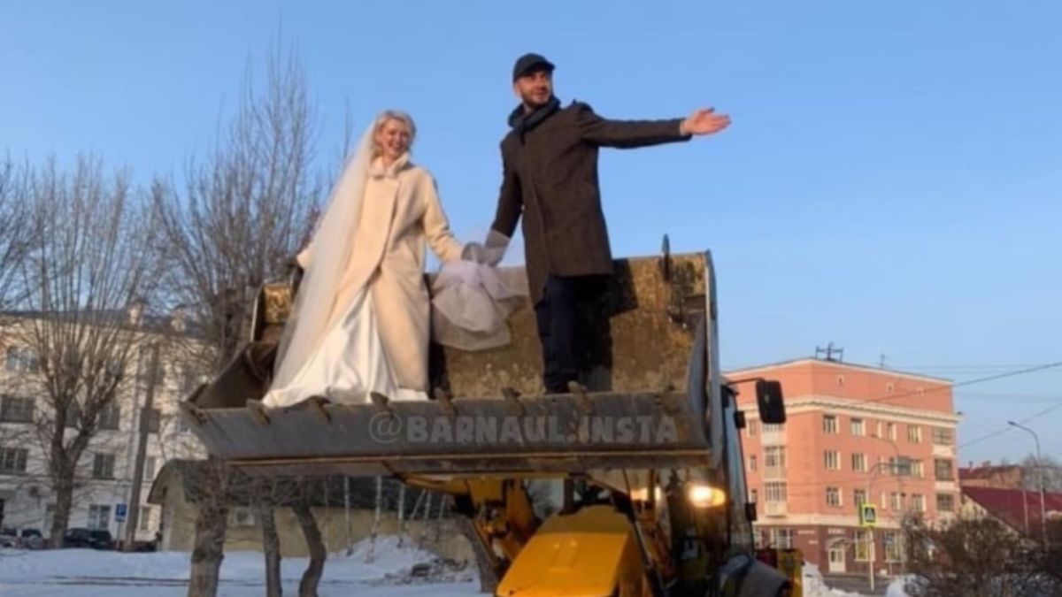 "Не хватило на лимузин": в Барнауле молодожены катались в ковше снегоуборщика