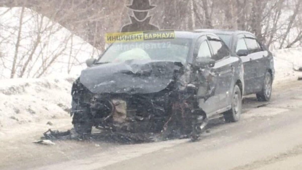 В Барнауле "лоб в лоб" столкнулись два автомобиля