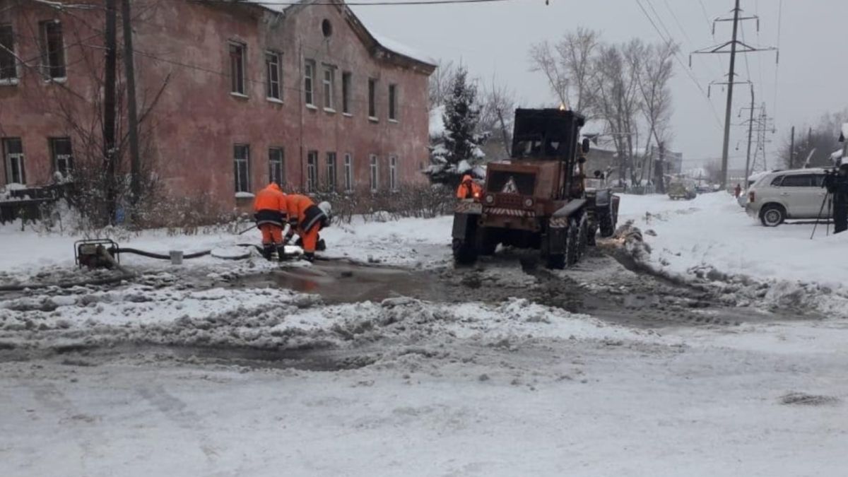 В Барнауле устранили серьезное повреждение водопровода