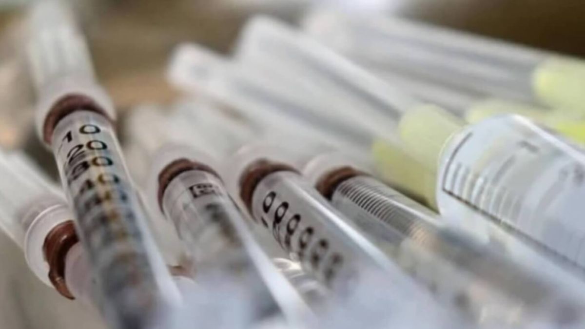 Врач предупредил об "устаревании" вакцины от коронавируса