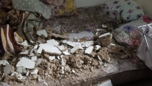 Обрушился потолок, прорвало отопление: коммунальное ЧП произошло в Барнауле