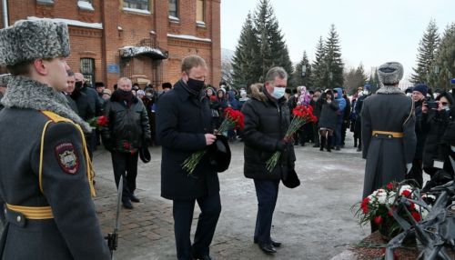 Томенко возложил цветы у Вечного огня в память о погибших в Афганистане