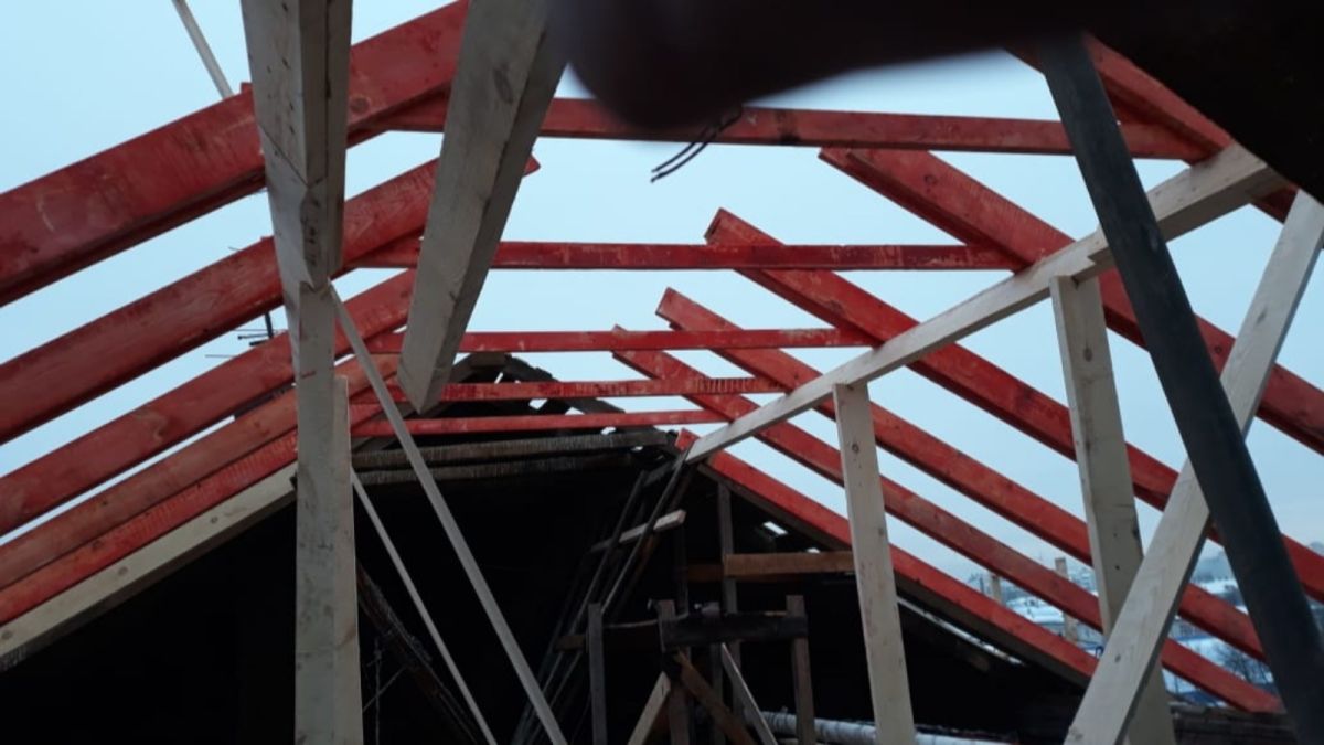 В Барнауле начали восстанавливать разрушенную крышу дома на Потоке