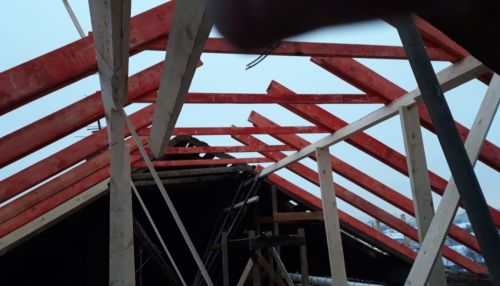 В Барнауле начали восстанавливать разрушенную крышу дома на Потоке
