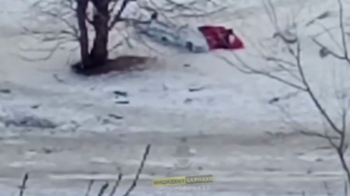 Мужчина умер во дворе барнаульского дома, поскользнувшись на льду