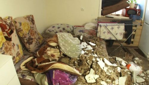 Меня бы прибило: жильцы дома чудом остались в живых после обрушения потолка