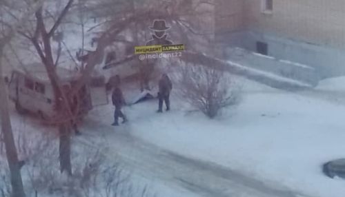 Следком начал проверку после смерти мужчины во дворе дома в Барнауле