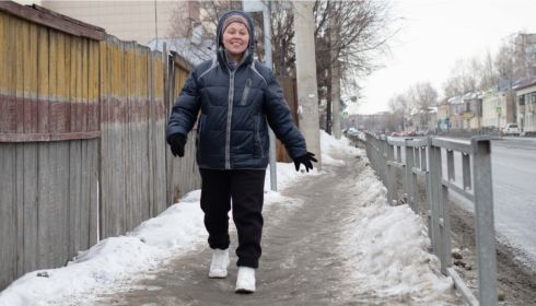 Тротуары Барнаула покрылись ледяной коркой: кто и как с этим должен бороться