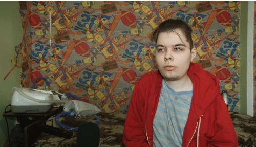 Мать барнаульского подростка с редкой болезнью не может добиться реабилитации