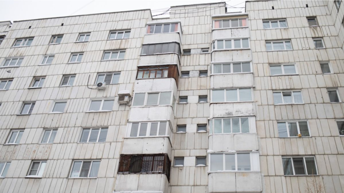 "Я что, еще жива?": в Москве девочка выжила, упав из окна 13 этажа на машину