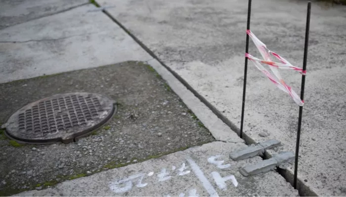 Более 200 колодцев с признаками просадки обнаружили на барнаульских дорогах