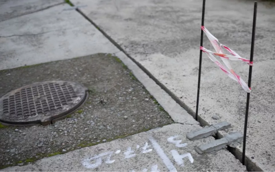 Более 200 колодцев с признаками просадки обнаружили на барнаульских дорогах