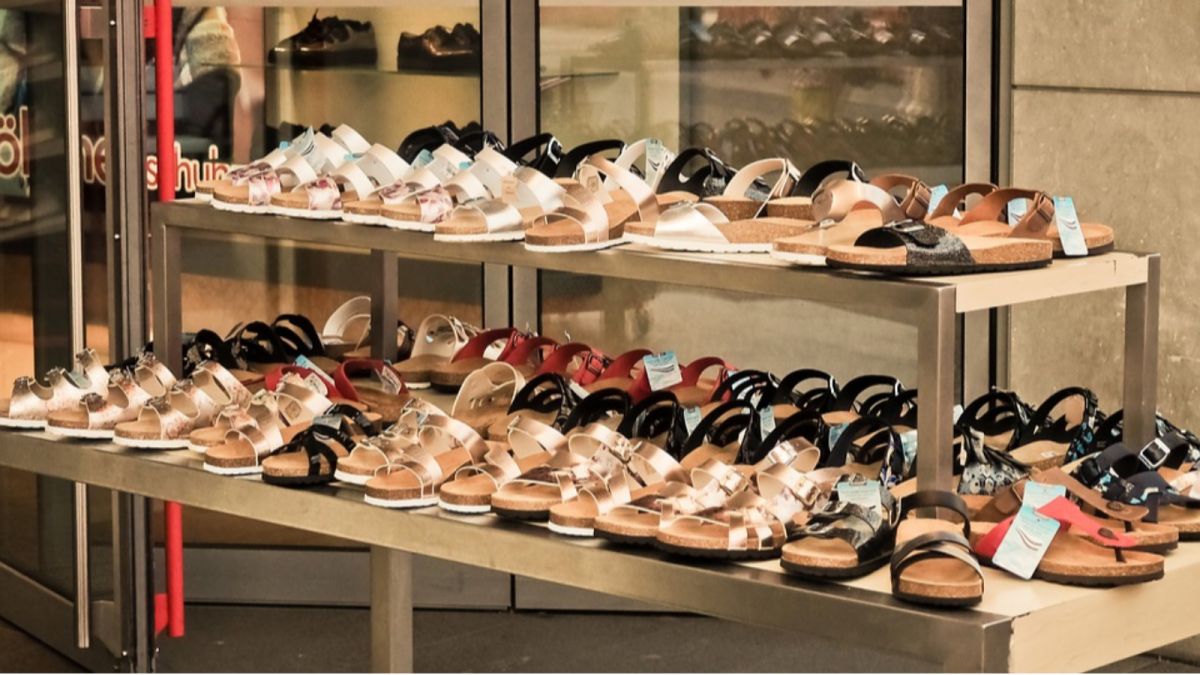 Полиция изъяла 7 тысяч пар обуви из магазина Барнаула