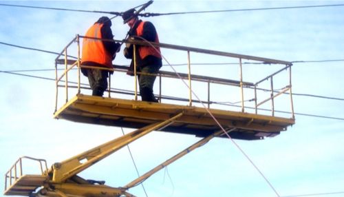 В Барнауле ищут водителя негабарита, оборвавшего трамвайные провода