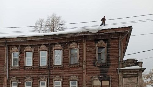 Мэрия Барнаула борется с заснеженными крышами в городе