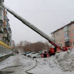 Мать с двумя детьми спасли из горящего дома в Рубцовске