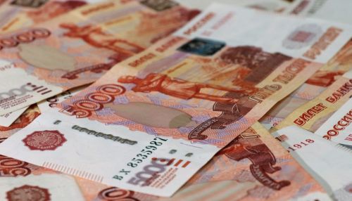 Пакет с 15 млн рублей выхватили грабители у жителя Новосибирска