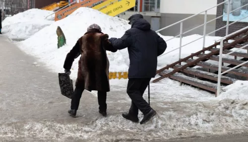 Жители Барнаула жалуются на гололед на городских тротуарах