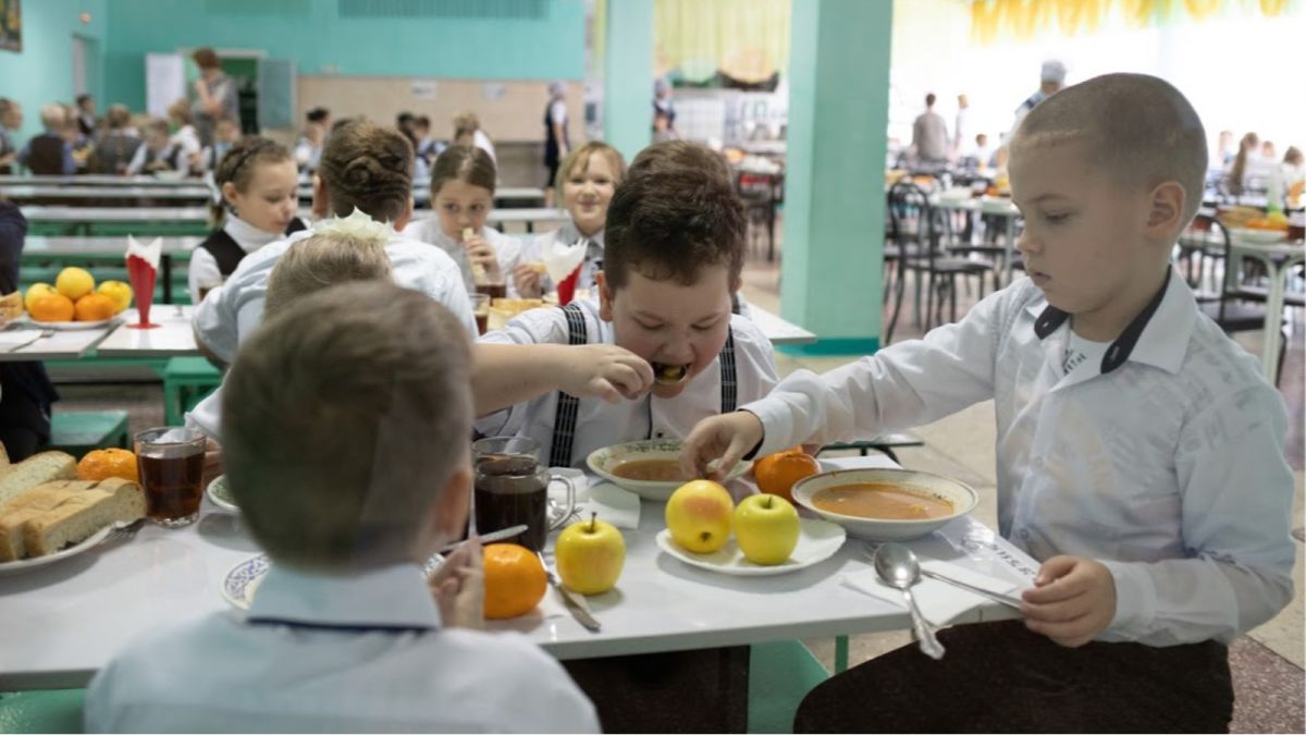 На Алтае детям предложили голосовать за шаурму и чипсы в школьном меню
