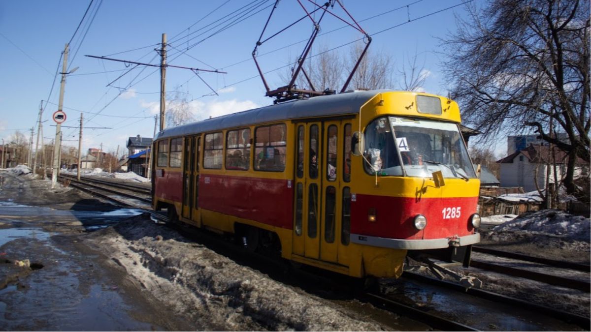 Автомобилисты Бийска ездят по трамвайным путям из-за снега на дорогах