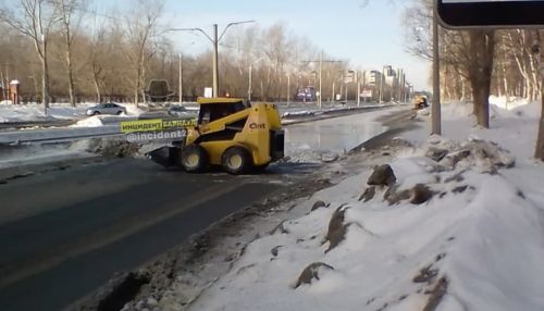Улицу Антона Петрова в Барнауле залило водой из-за коммунальной аварии