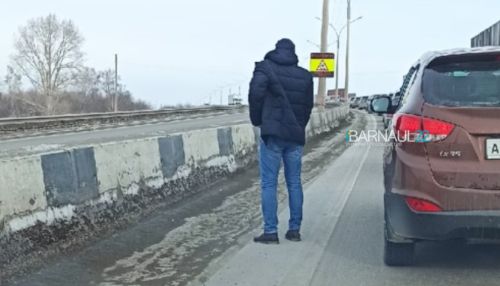 На трассе под Барнаулом образовалась пробка из-за военной колонны