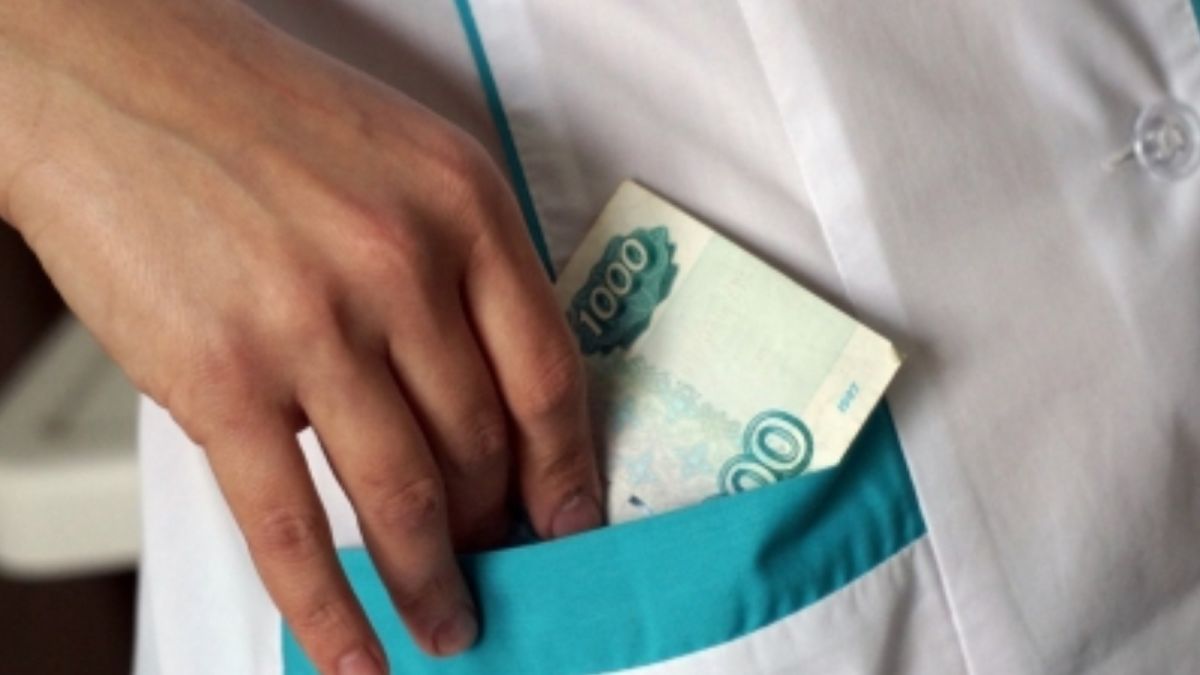На Алтае старшая медсестра с подельником "вывели" из больницы 2,2 млн рублей