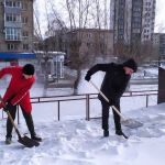 Барнаульские студенты с лопатами в руках помогают службам бороться со снегом