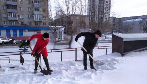 Барнаульские студенты с лопатами в руках помогают службам бороться со снегом