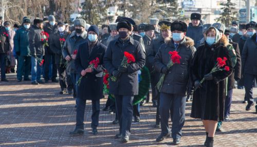 Томенко и Франк возложили цветы к Мемориалу Славы в День защитника Отечества