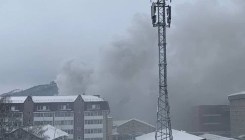 Торговый центр горит в Горно-Алтайске на площади тысяча квадратных метров