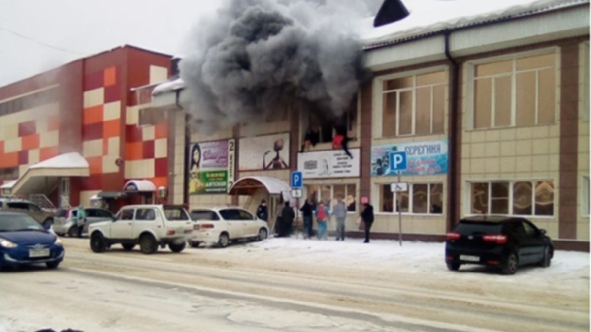 Видео изнутри горящего ТЦ Горно-Алтайска появилось в Сети