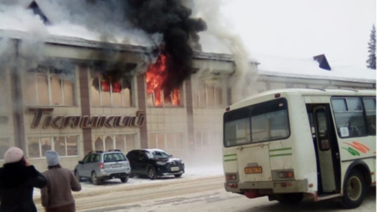 В Горно-Алтайске ликвидировали крупный пожар в ТЦ "Ткацкий"
