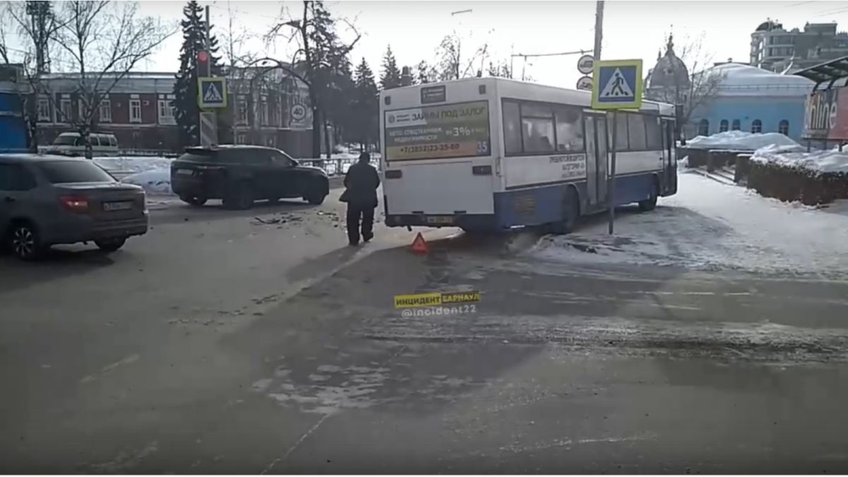 В центре Барнаула автобус вылетел на тротуар после ДТП