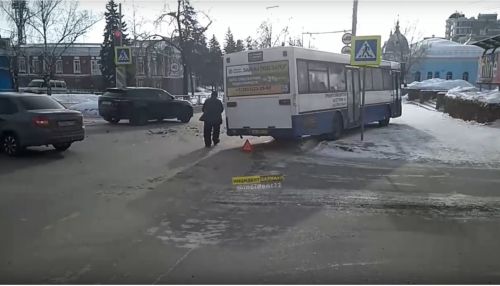 В центре Барнаула автобус вылетел на тротуар после ДТП