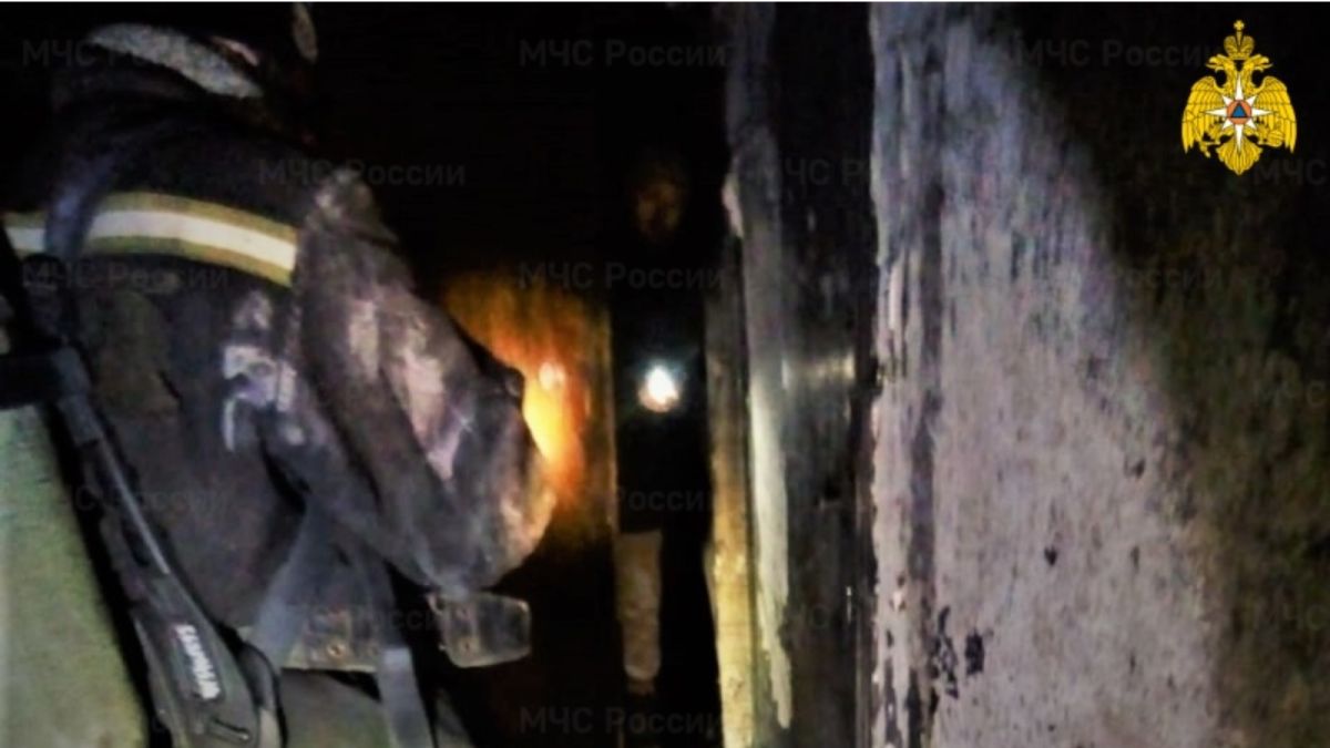 В Барнауле 11 человек спасли из горящего дома на Павловском тракте