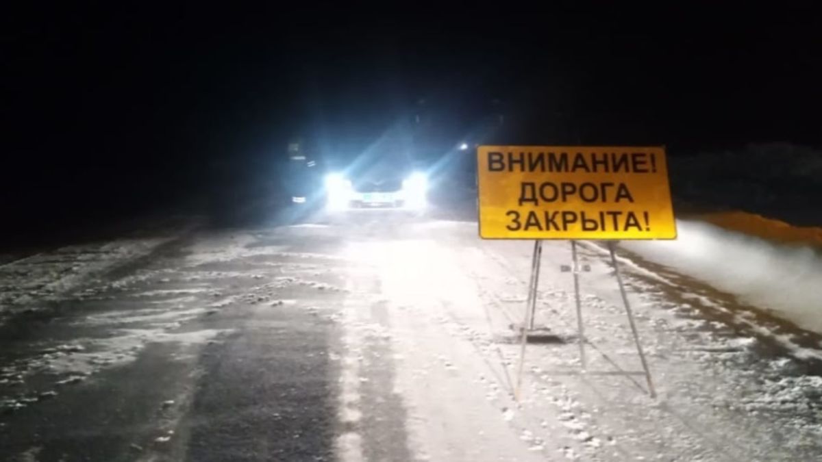 Трассу перекрыли в Алтайском крае из-за сильного ветра