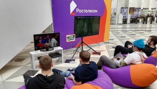 Все - на спорт: Ростелеком сыграл в FIFA с барнаульскими геймерами