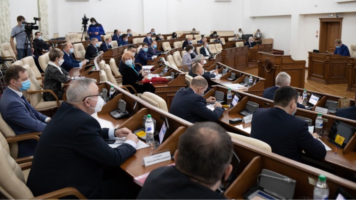 Грозили самосожжением: алтайские депутаты обсудили закон о статусе педработника