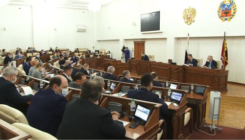 Жильё сиротам, краевой бюджет. Алтайские депутаты приняли ряд важных законов
