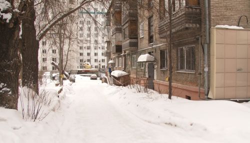 Жильцы многоэтажки в центре Барнаула жалуются на обледенелый двор