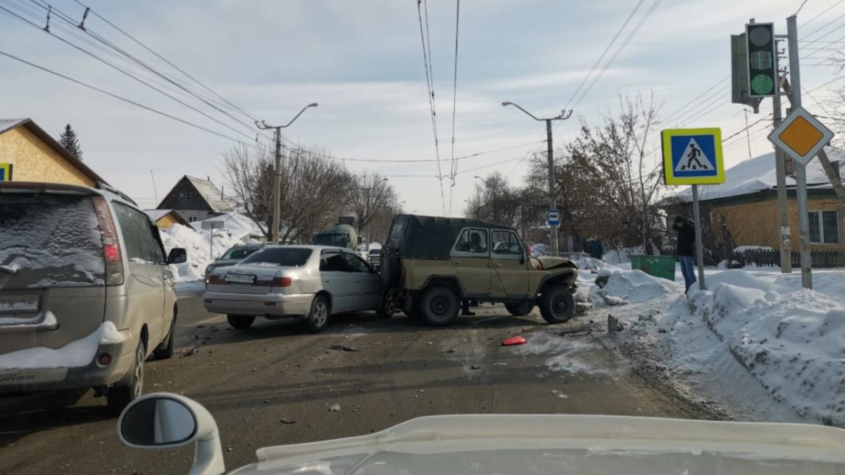 Три машины столкнулись возле светофора в Барнауле 