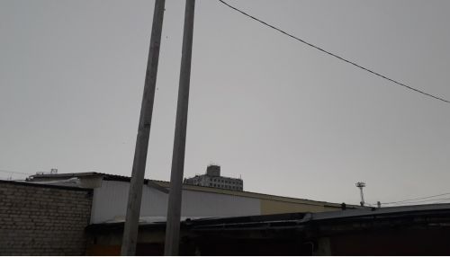 Энергетики прокомментировали установку столбов возле гаража рубцовчанина